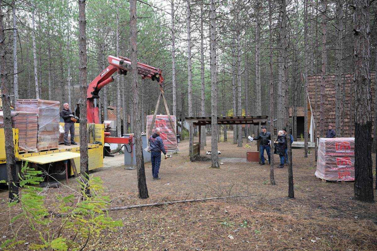 Uručena donacija vlasnicima objekata oštećenih u požaru u vikend naselju Vinci 8.jpg
