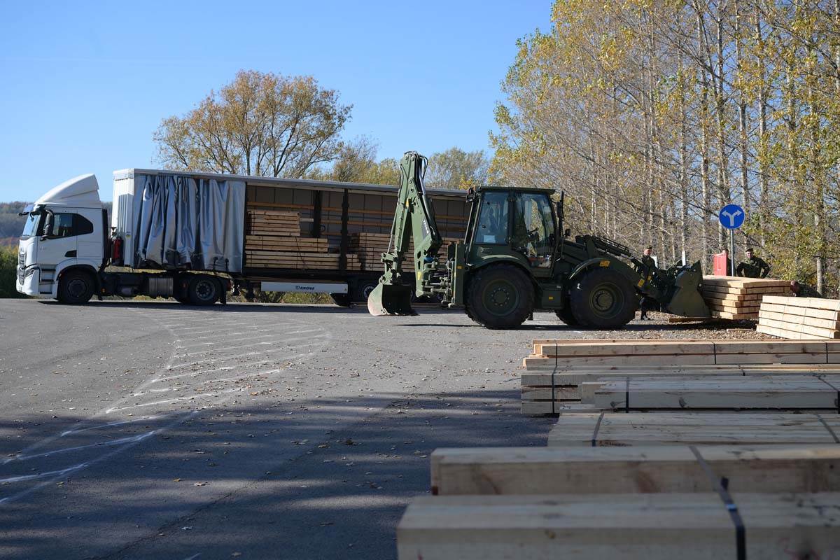 Uručena donacija vlasnicima objekata oštećenih u požaru u vikend naselju Vinci 9.jpg