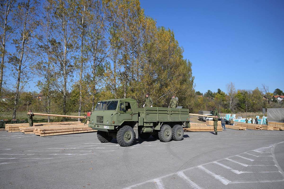 Uručena donacija vlasnicima objekata oštećenih u požaru u vikend naselju Vinci 10.jpg