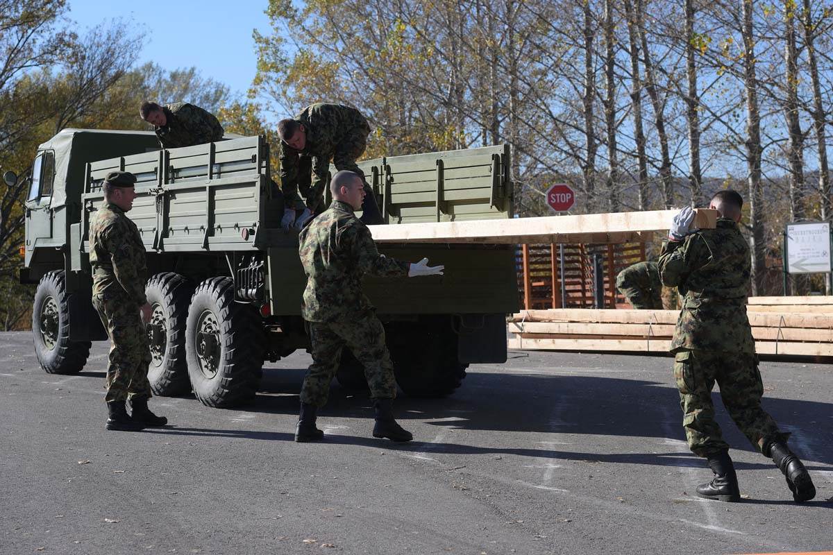 Uručena donacija vlasnicima objekata oštećenih u požaru u vikend naselju Vinci 11.jpg