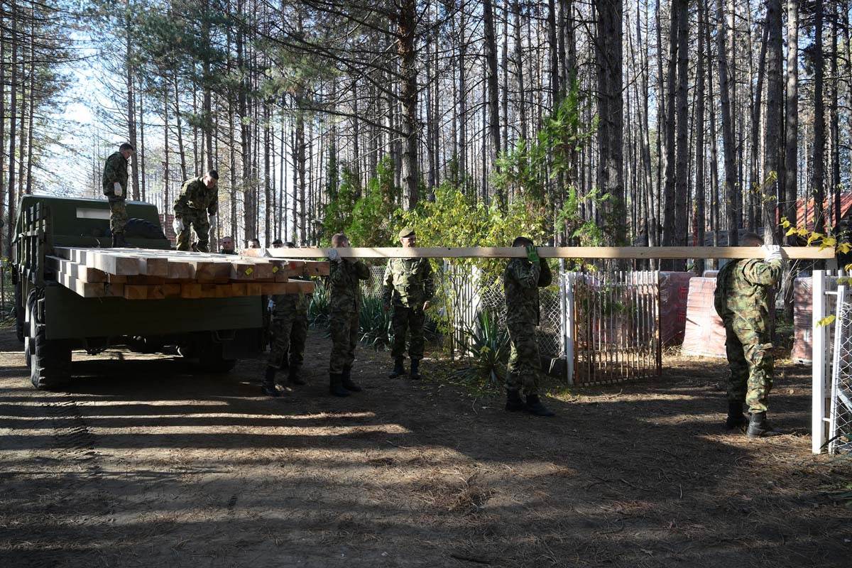 Uručena donacija vlasnicima objekata oštećenih u požaru u vikend naselju Vinci 13.jpg