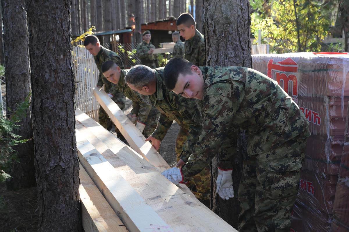 Uručena donacija vlasnicima objekata oštećenih u požaru u vikend naselju Vinci 14.jpg