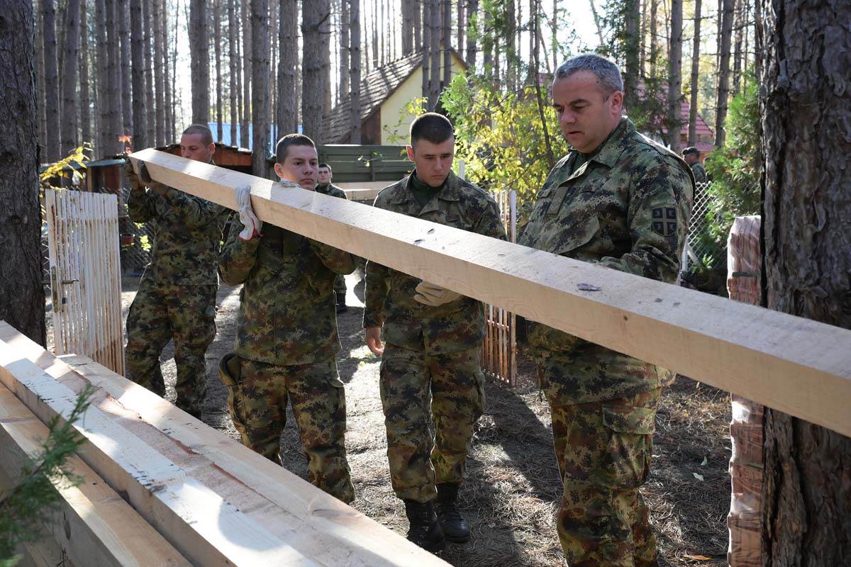 Uručena donacija vlasnicima objekata oštećenih u požaru u vikend naselju Vinci 15.jpg