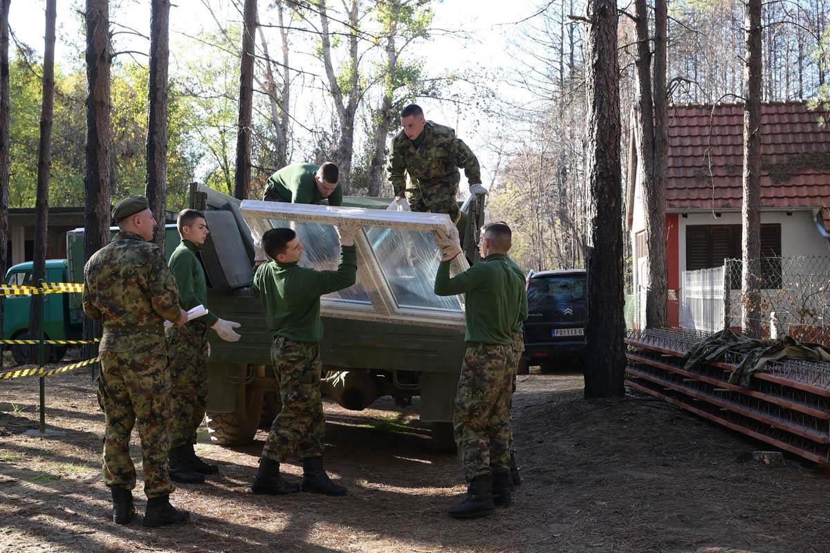 Uručena donacija vlasnicima objekata oštećenih u požaru u vikend naselju Vinci 16.jpg