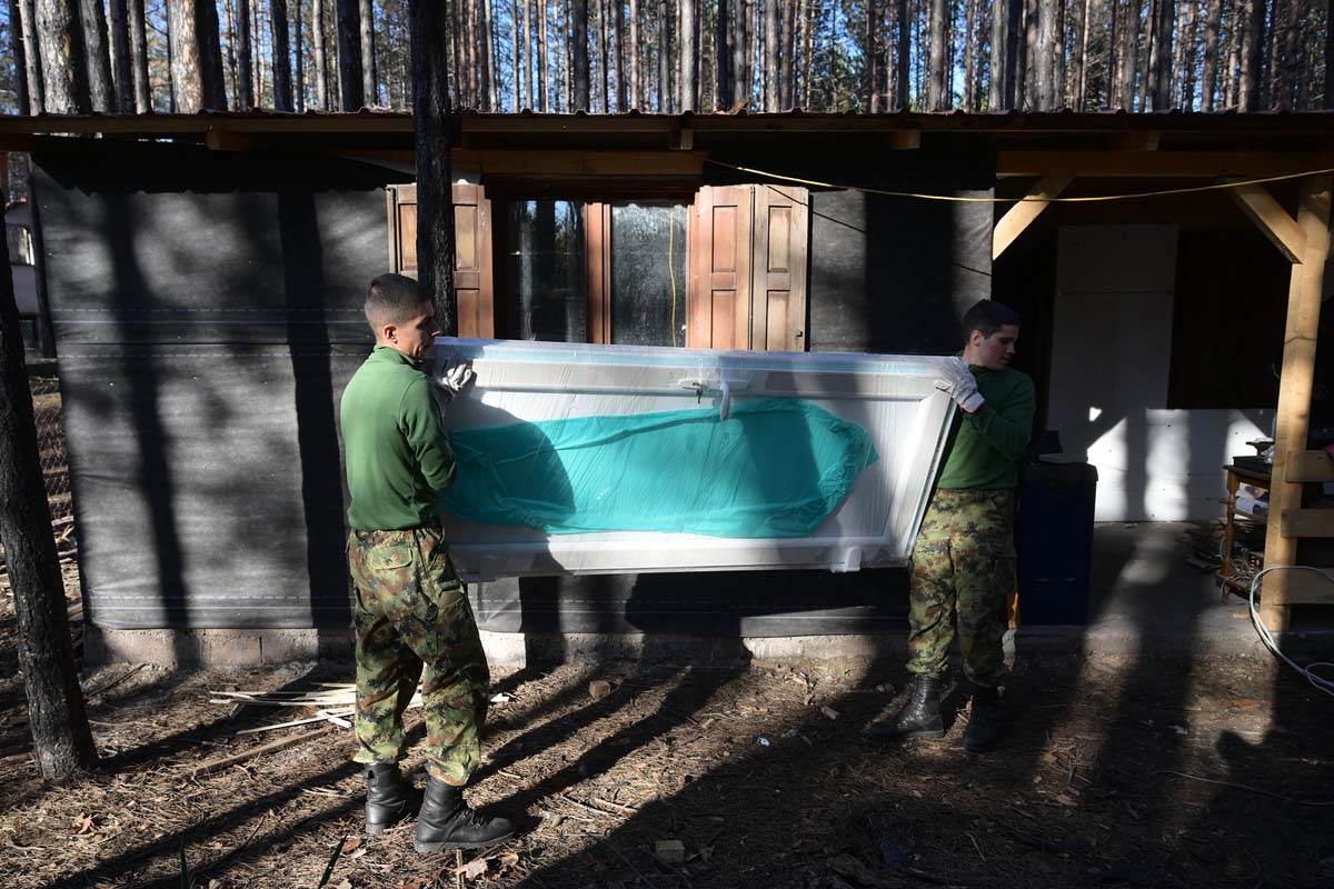 Uručena donacija vlasnicima objekata oštećenih u požaru u vikend naselju Vinci 17.jpg