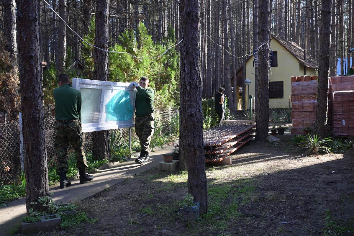 Uručena donacija vlasnicima objekata oštećenih u požaru u vikend naselju Vinci 18.jpg