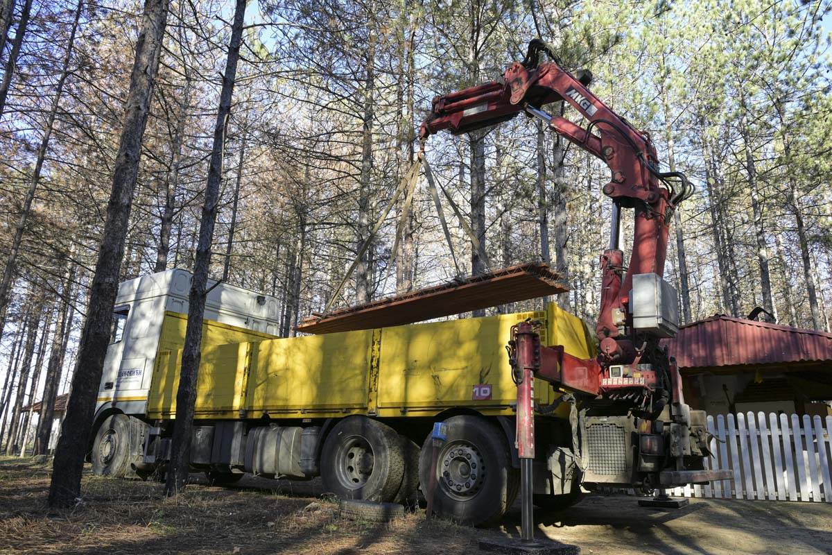 Uručena donacija vlasnicima objekata oštećenih u požaru u vikend naselju Vinci 19.jpg