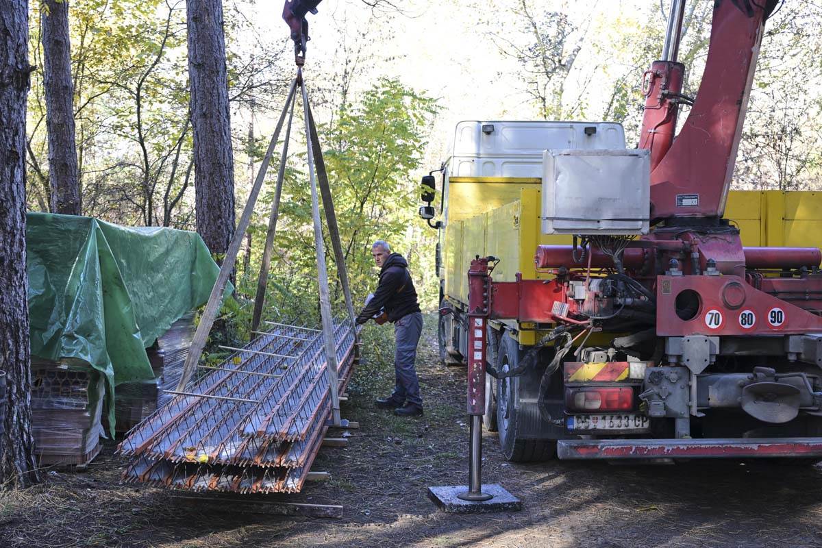 Uručena donacija vlasnicima objekata oštećenih u požaru u vikend naselju Vinci 20.jpg