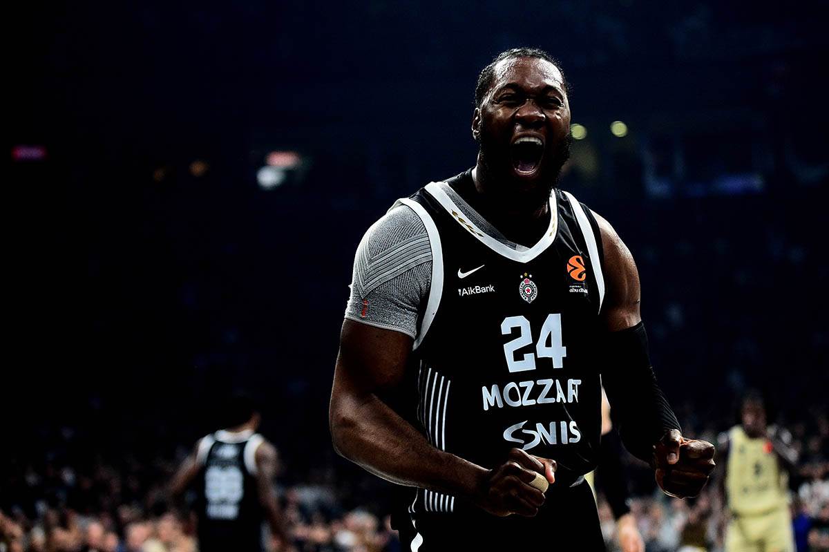 Bruno Fernando na meču Partizana i Barselone