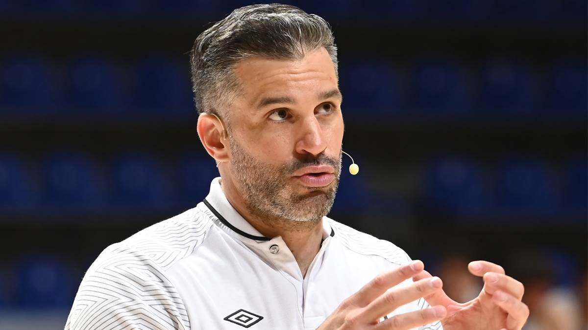 Dušan Alimpijević u beloj majici.