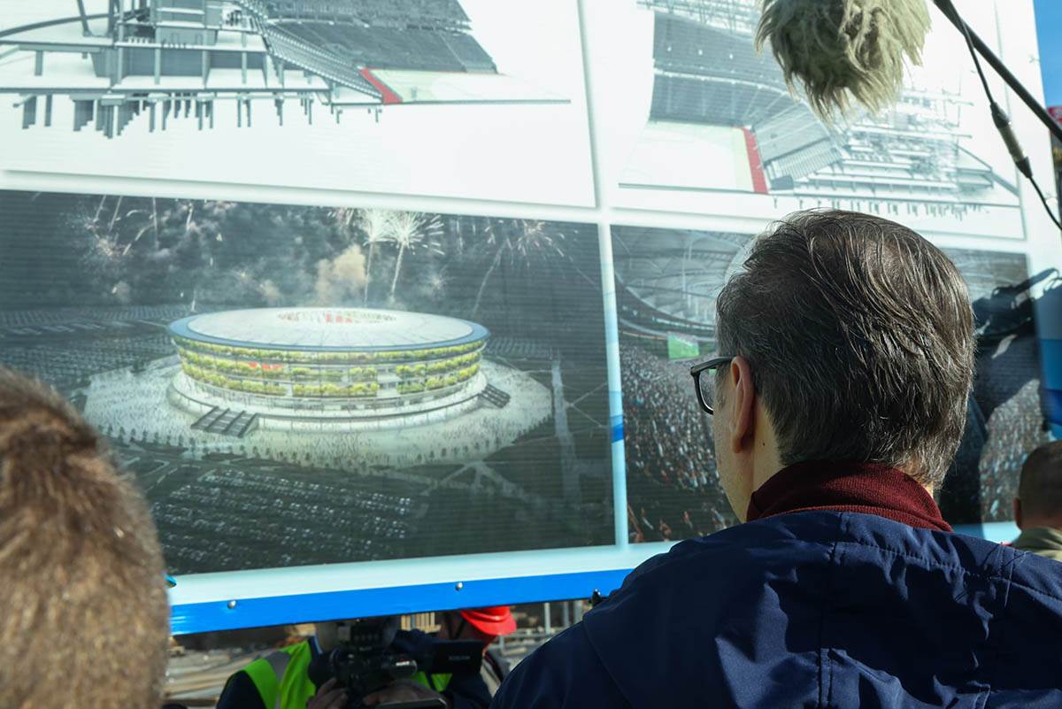 Aleksandar Vučić obilazi izgradnju Nacionalnog stadiona (1).jpg