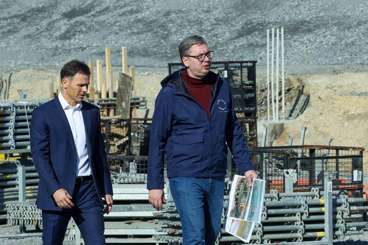 Aleksandar Vučić obilazi izgradnju Nacionalnog stadiona (2).jpg