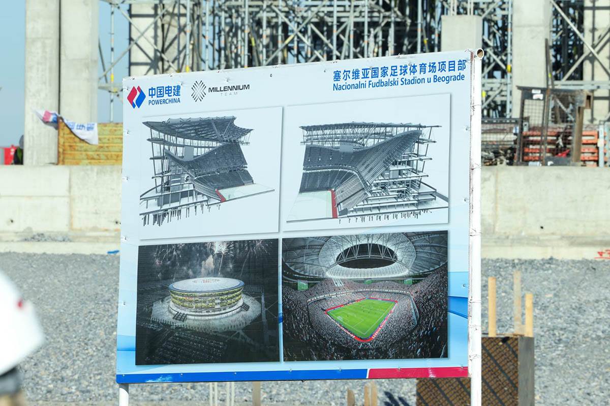 Aleksandar Vučić obilazi izgradnju Nacionalnog stadiona (5).jpg