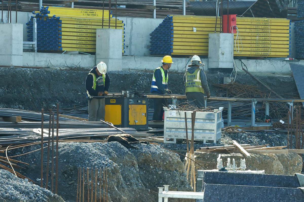 Aleksandar Vučić obilazi izgradnju Nacionalnog stadiona (6).jpg