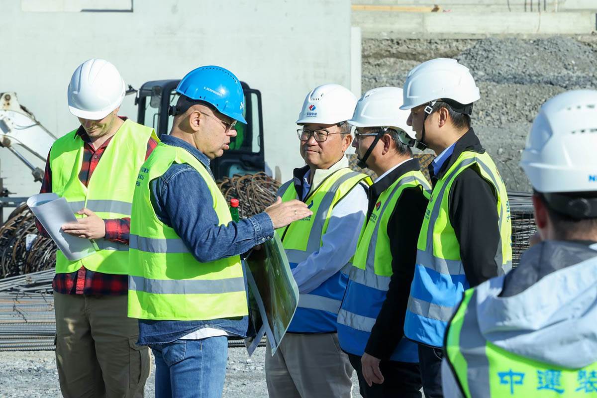 Aleksandar Vučić obilazi izgradnju Nacionalnog stadiona (7).jpg