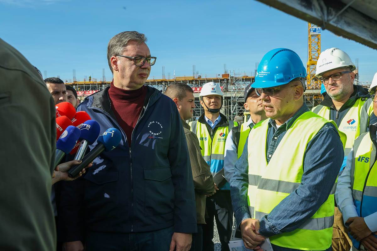 Aleksandar Vučić obilazi izgradnju Nacionalnog stadiona (9).jpg