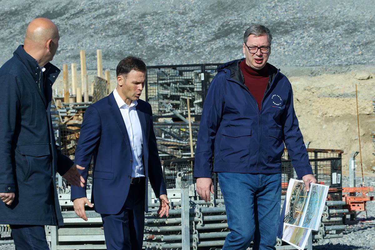 Aleksandar Vučić obilazi izgradnju Nacionalnog stadiona (10).jpg