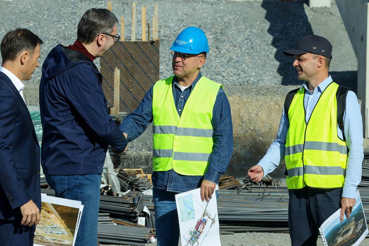 Aleksandar Vučić obilazi izgradnju Nacionalnog stadiona (11).jpg