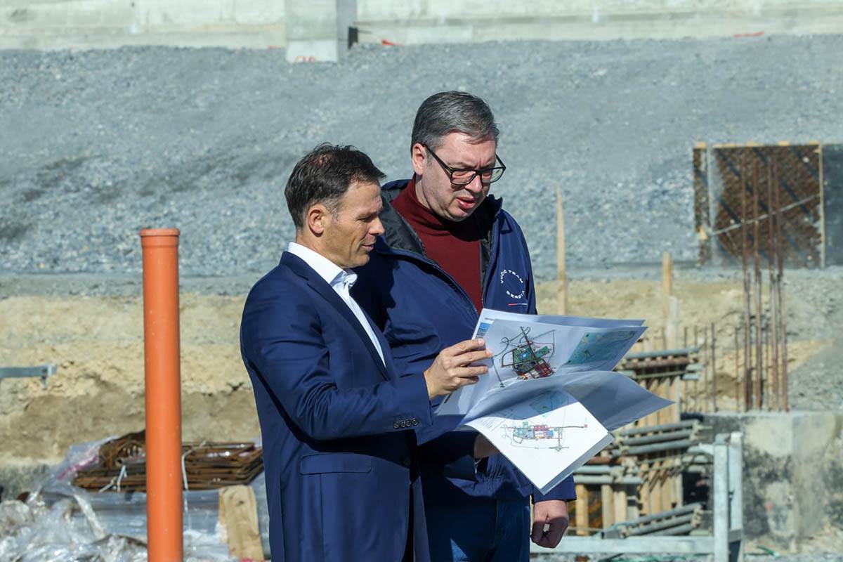 Aleksandar Vučić obilazi izgradnju Nacionalnog stadiona (12).jpg