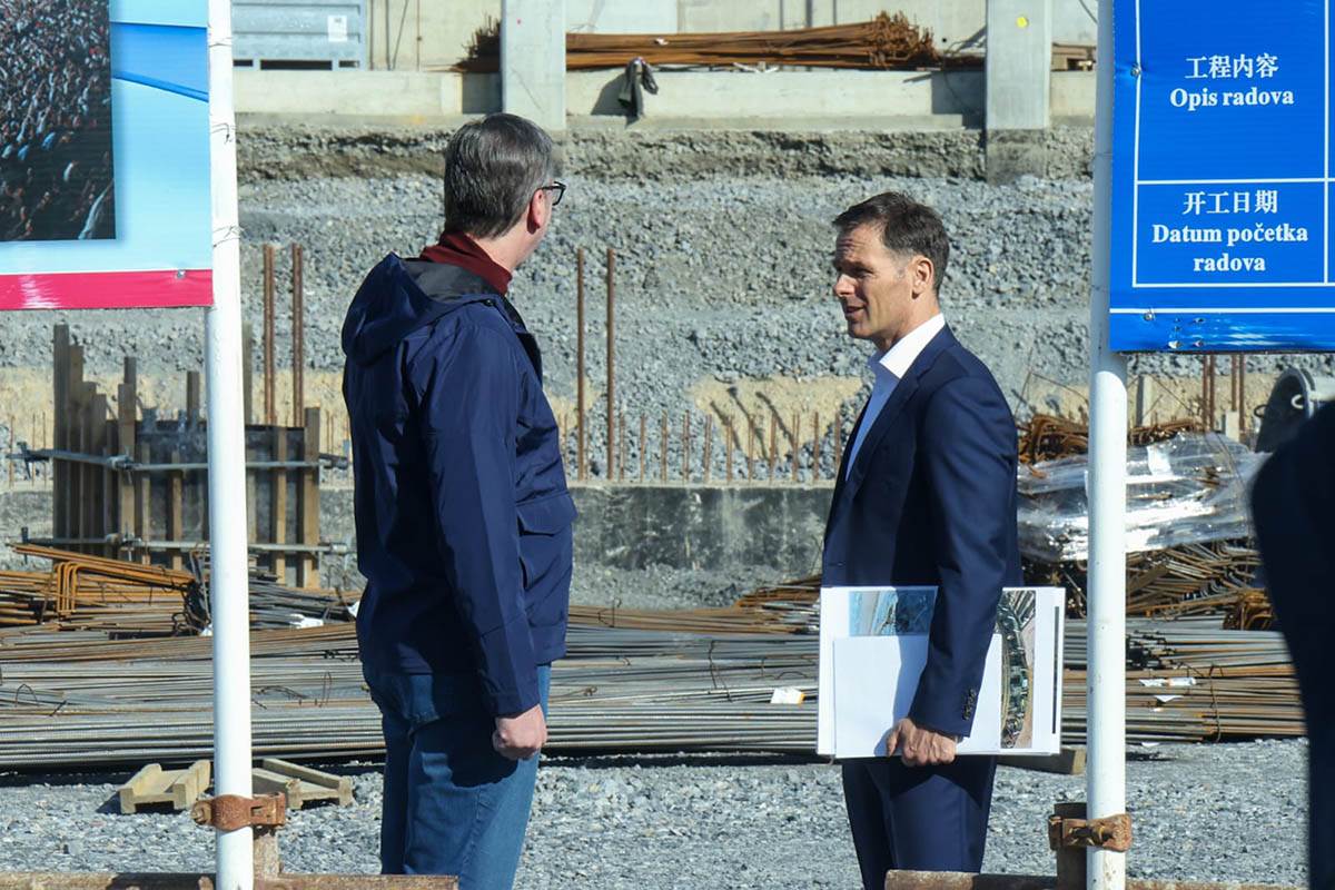 Aleksandar Vučić obilazi izgradnju Nacionalnog stadiona (13).jpg