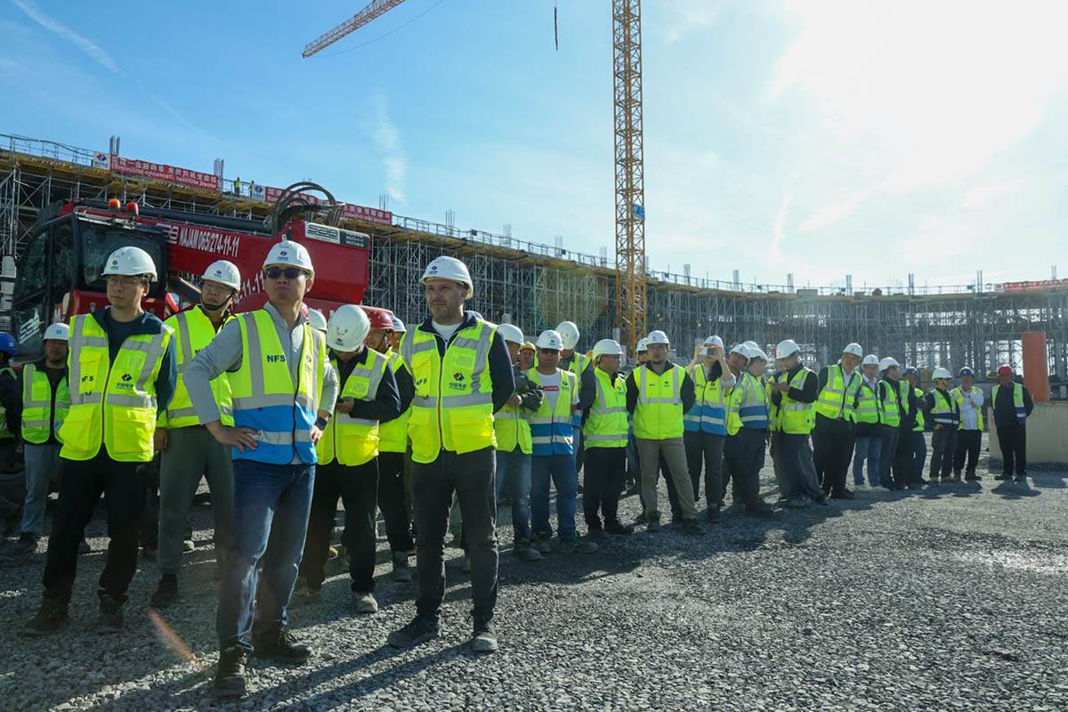 Aleksandar Vučić obilazi izgradnju Nacionalnog stadiona (14).jpg