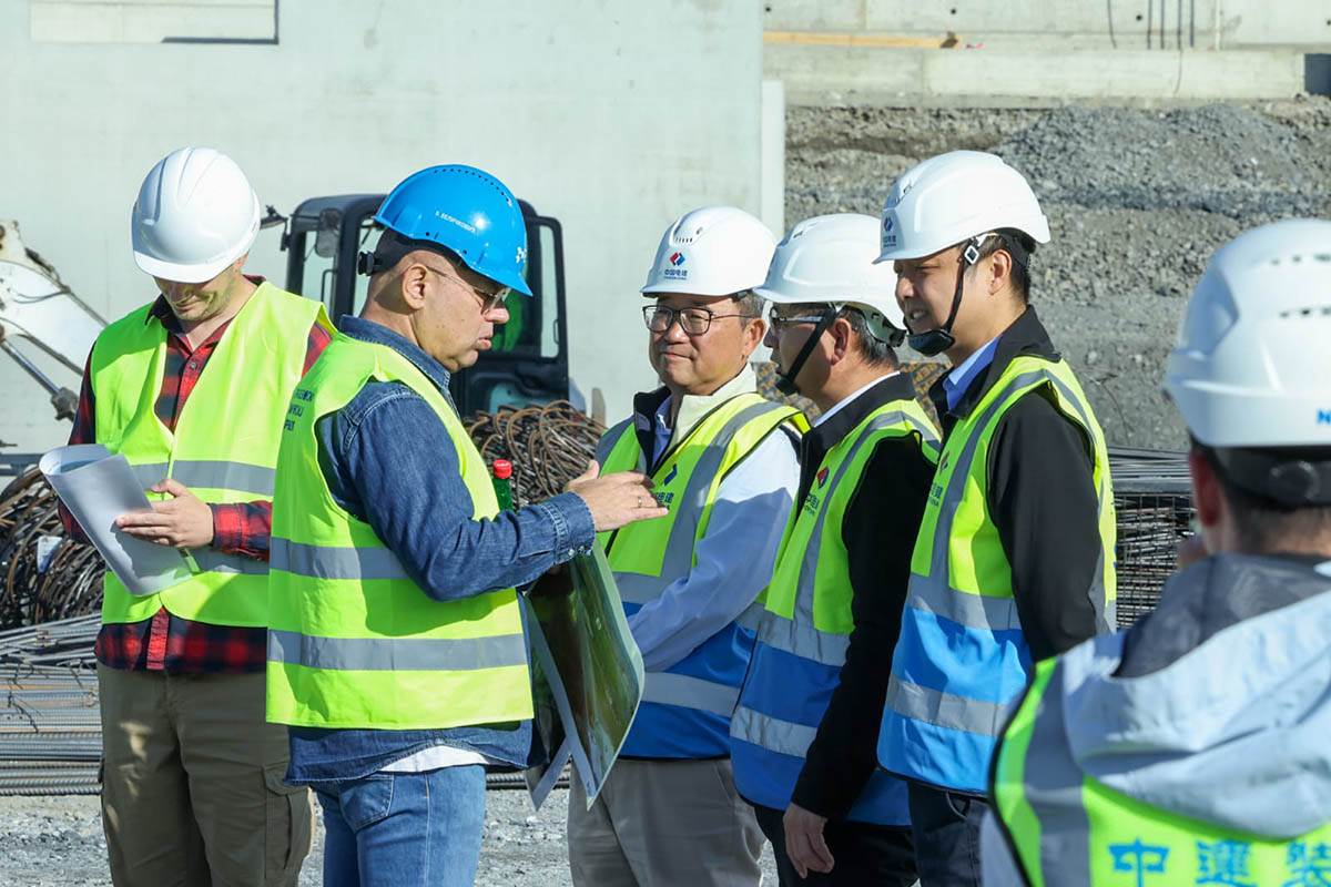 Aleksandar Vučić obilazi izgradnju Nacionalnog stadiona (15).jpg