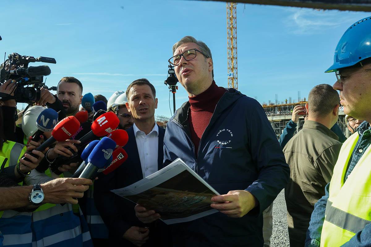 Aleksandar Vučić obilazi izgradnju Nacionalnog stadiona (17).jpg
