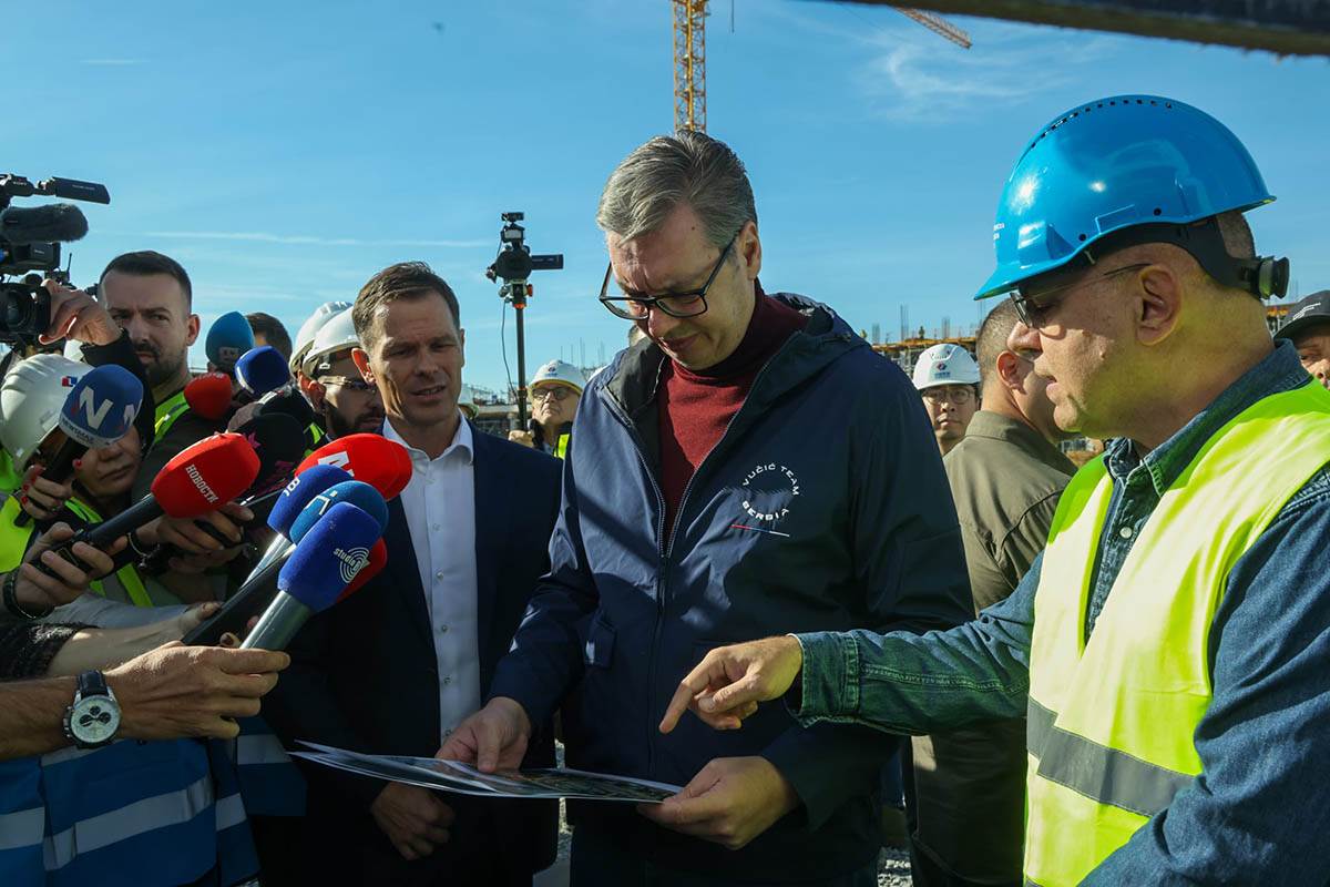 Aleksandar Vučić obilazi izgradnju Nacionalnog stadiona (19).jpg