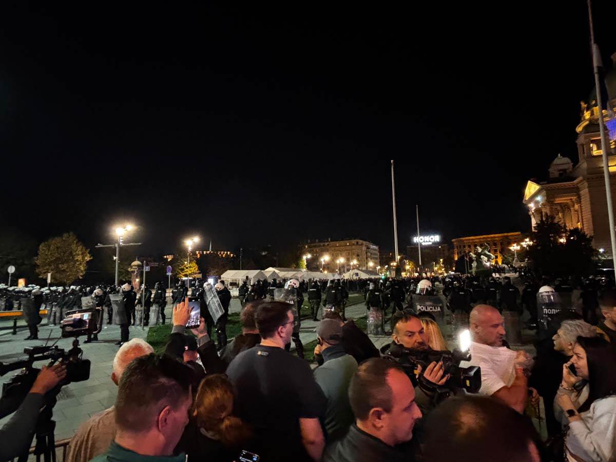 Haos ispred Skupštine 1.jpg