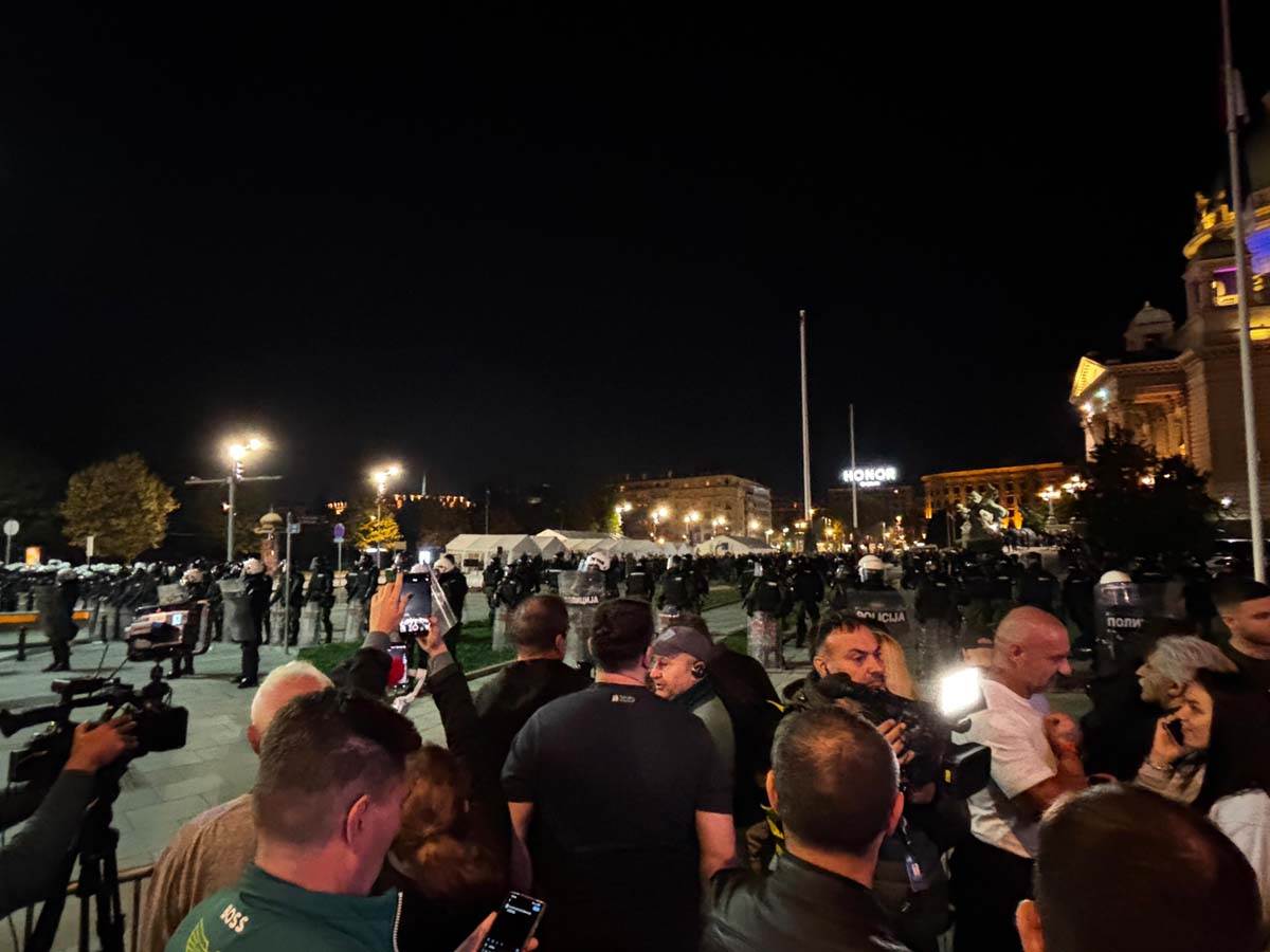 Haos ispred Skupštine 3.jpg