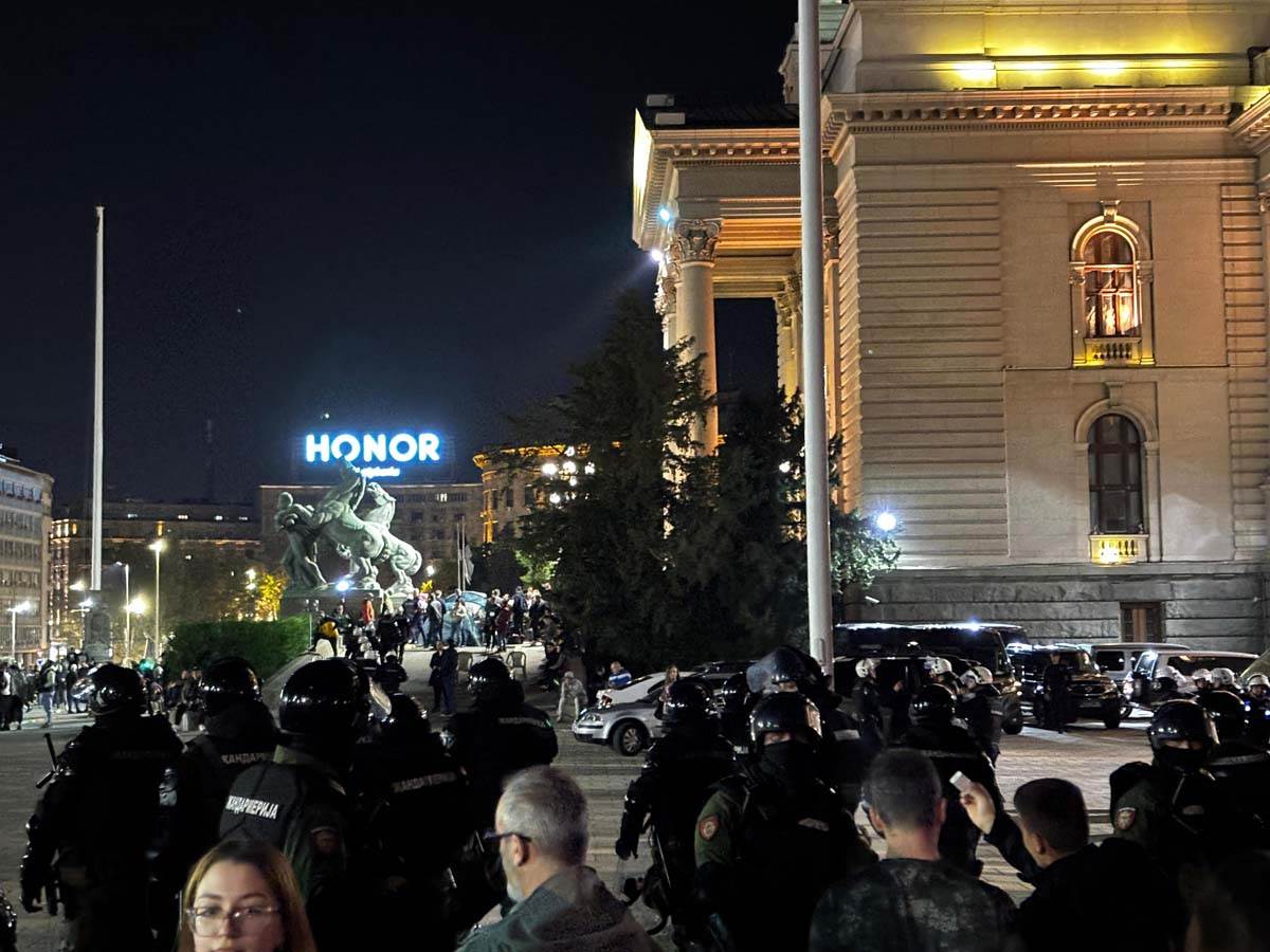 Haos ispred Skupštine 1.jpg