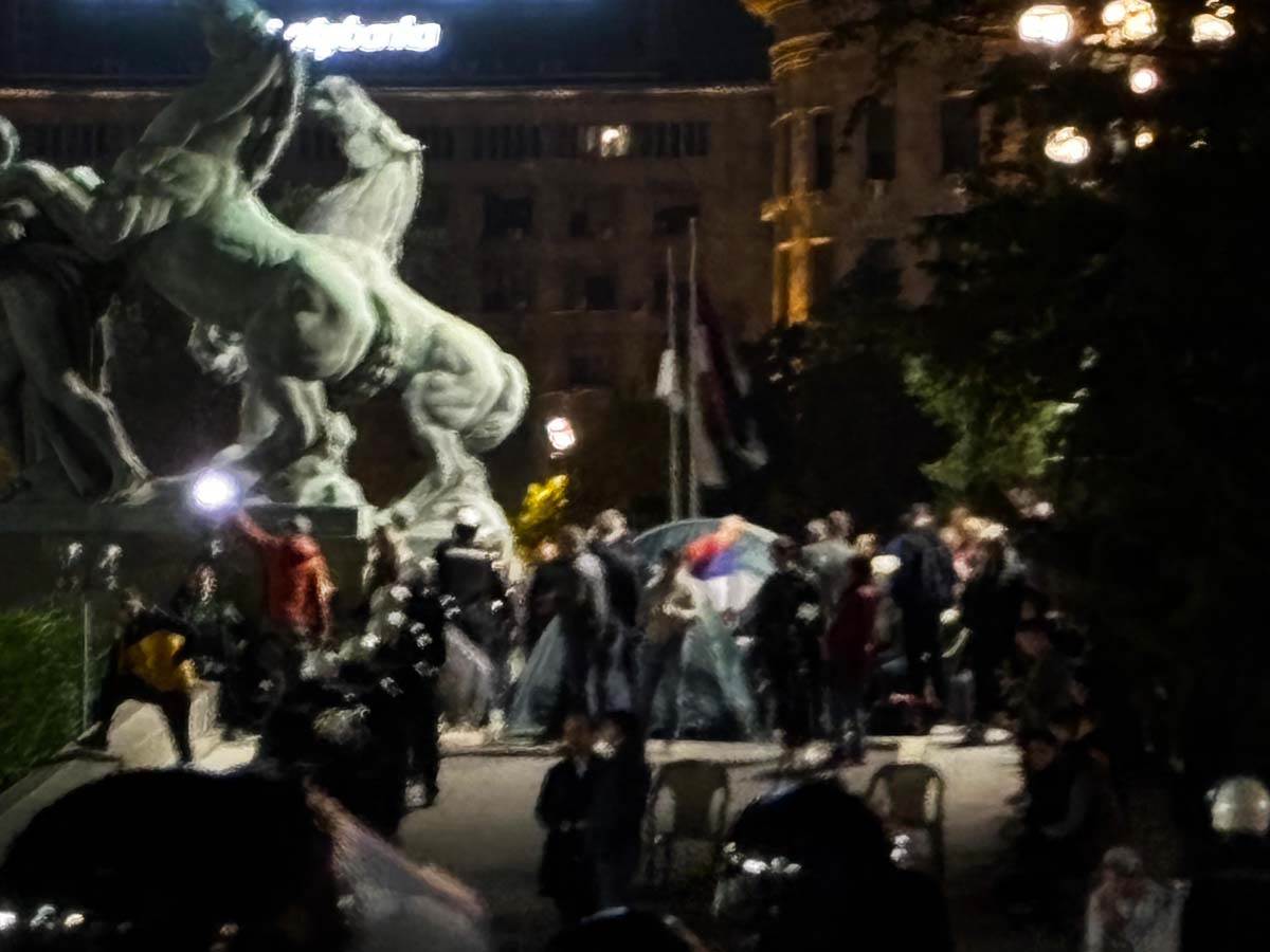 Haos ispred Skupštine 2.jpg