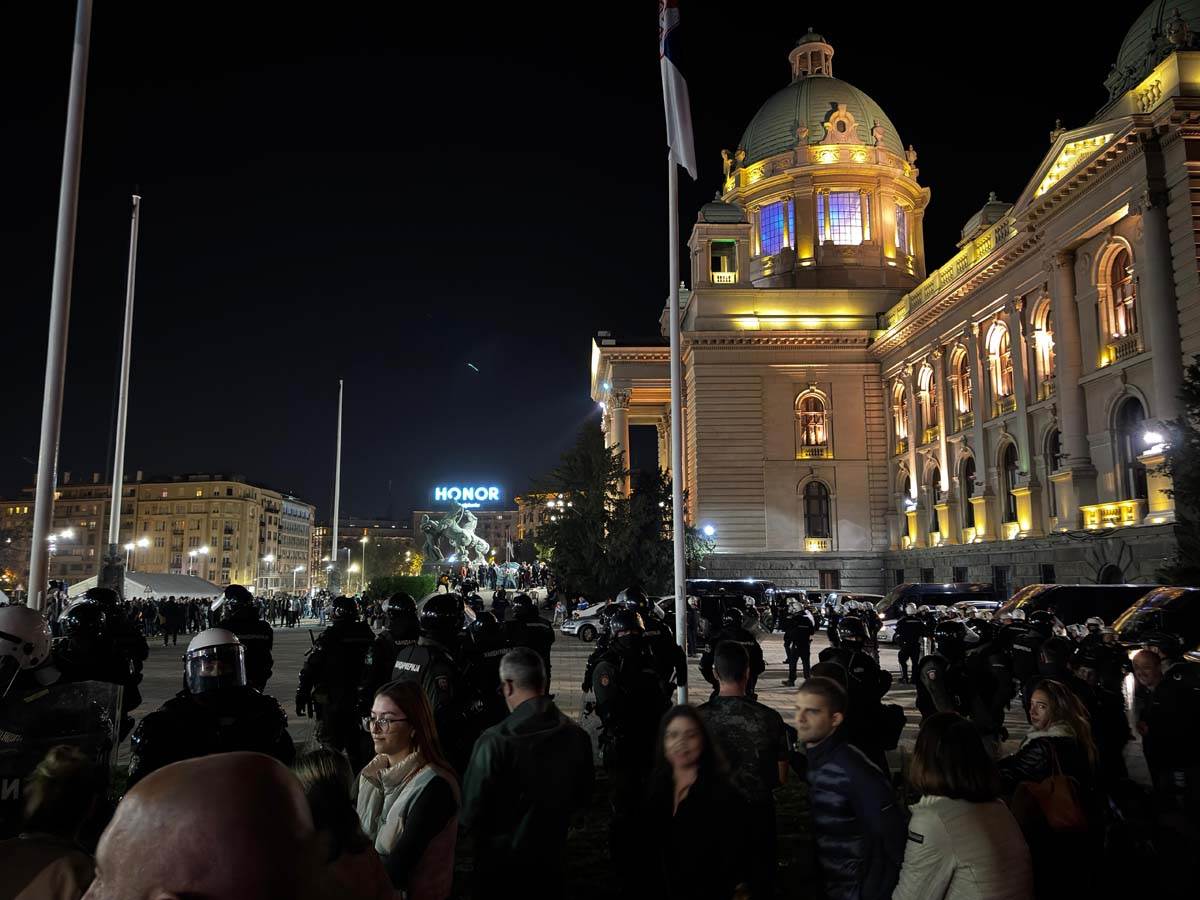 Haos ispred Skupštine 3.jpg