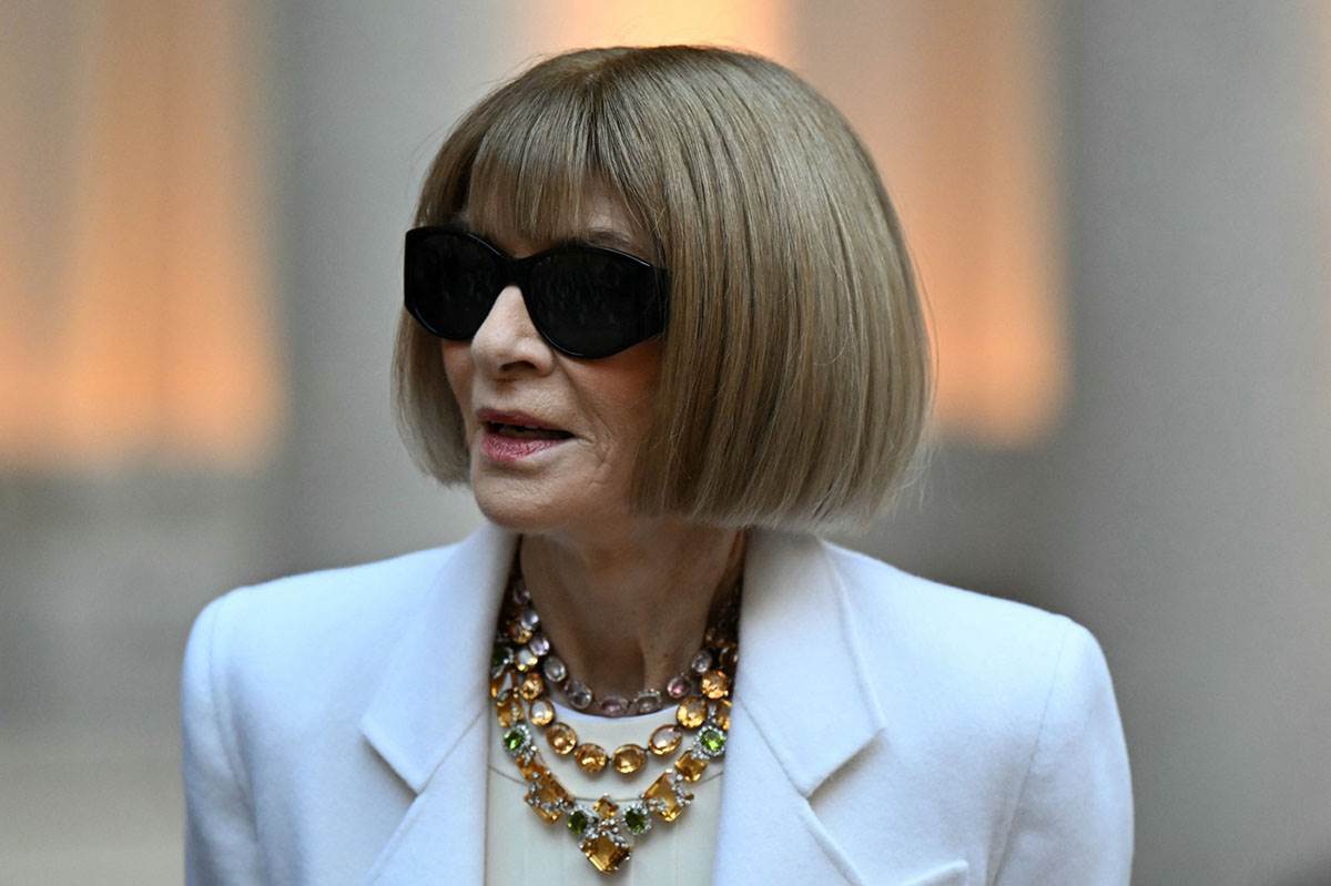 Ana Vintur u belom sakou sa crnim naočarima