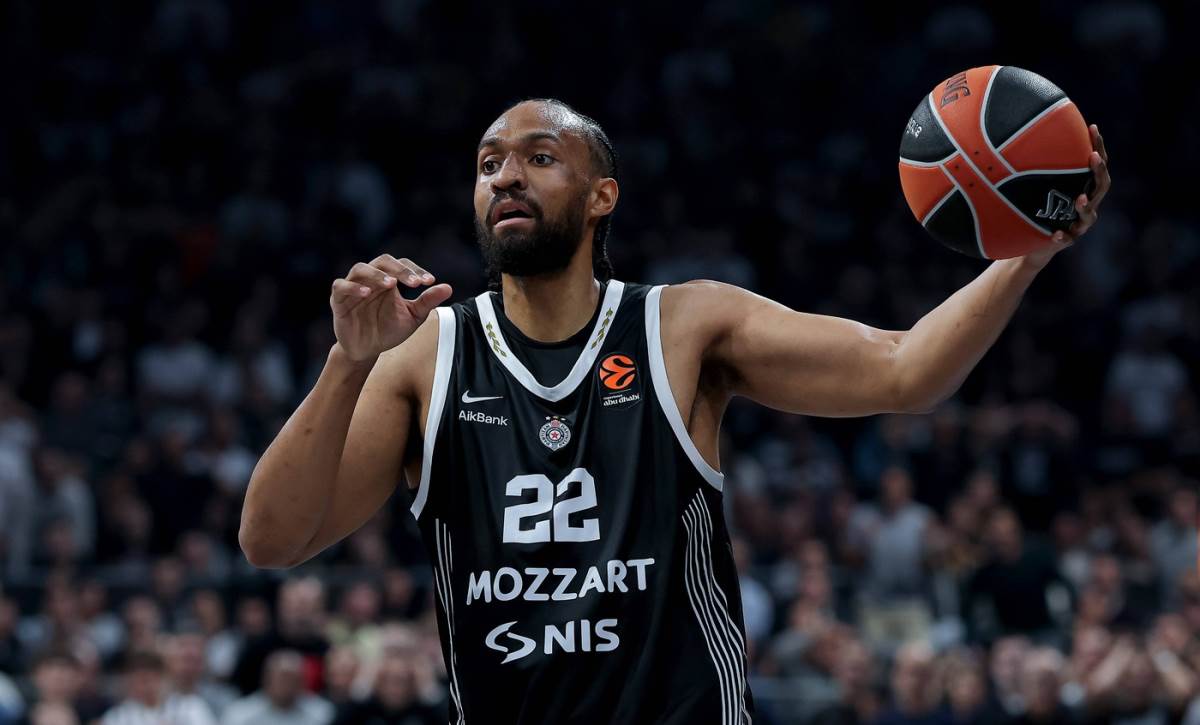Džabari Parker se sprema da doda loptu igraču Partizana