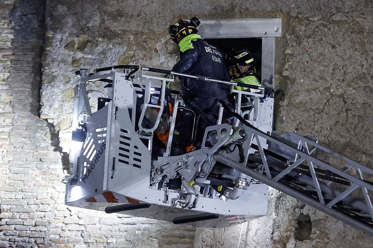 Radnik poginuo u urušavanju srednjovekovne kule u Rimu (1).jpg