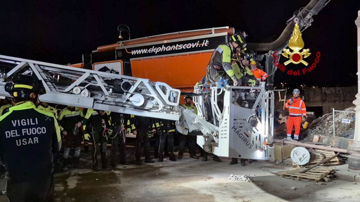 Radnik poginuo u urušavanju srednjovekovne kule u Rimu (5).jpg