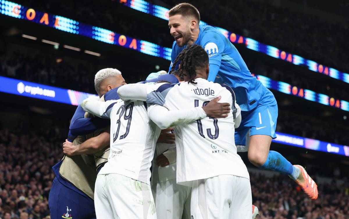 Igrači Totenhema slave gol Mikija Van De Vena