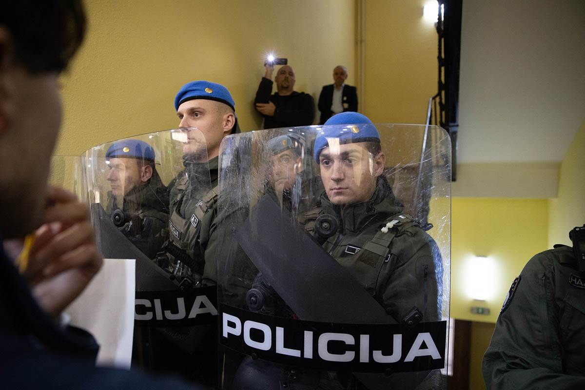 protesti u sarajevu zbog meča evrolige 2.jpg