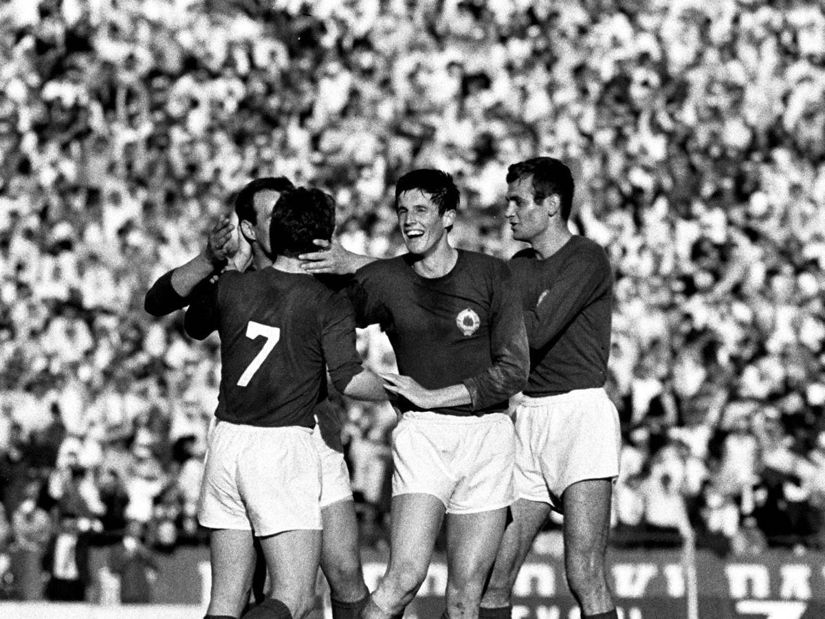 Reprezentativac Jugoslavije Rudolf Belin proslavlja sa saigračima.