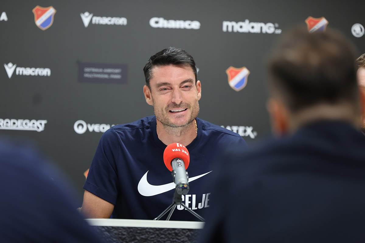 Albert Rijera priča na konferenciji za novinare u Celju