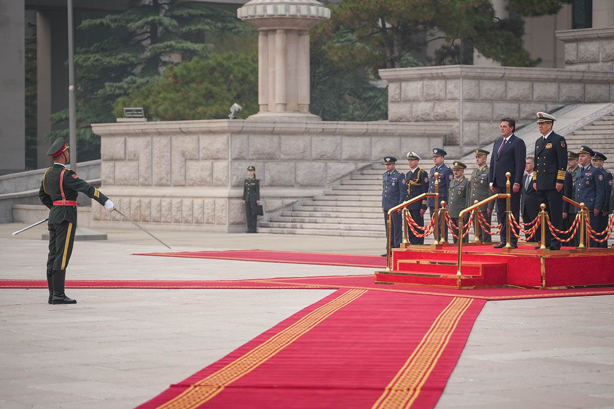 Sastanak ministra Gašića sa ministrom nacionalne odbrane NR Kine u Pekingu 13.jpg
