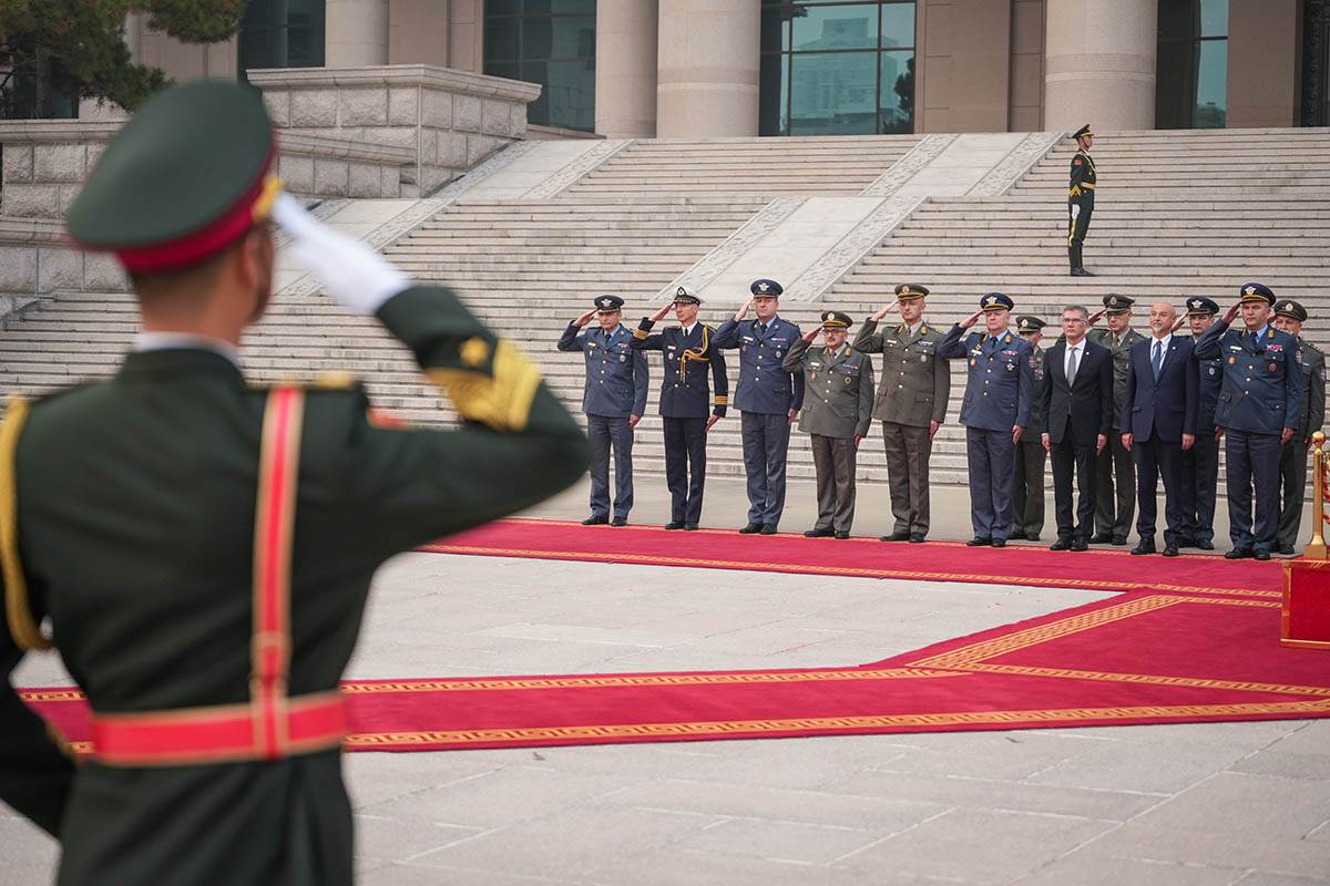 Sastanak ministra Gašića sa ministrom nacionalne odbrane NR Kine u Pekingu 11.jpg