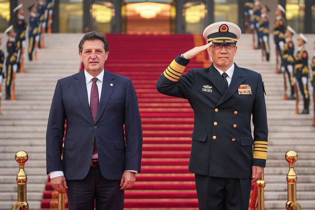 Sastanak ministra Gašića sa ministrom nacionalne odbrane NR Kine u Pekingu 10.jpg