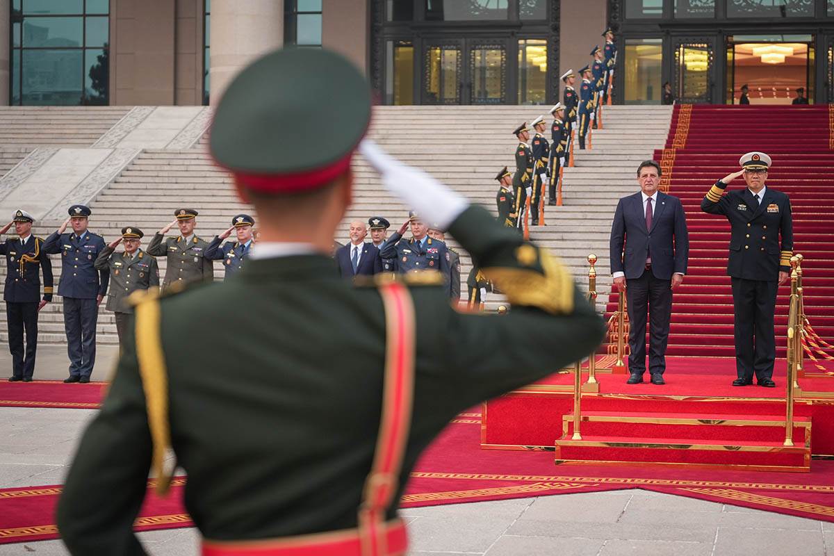 Sastanak ministra Gašića sa ministrom nacionalne odbrane NR Kine u Pekingu 12.jpg