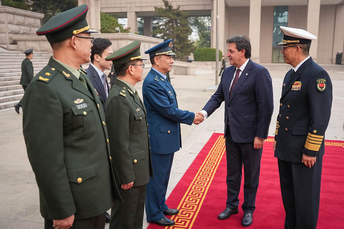 Sastanak ministra Gašića sa ministrom nacionalne odbrane NR Kine u Pekingu 2.jpg
