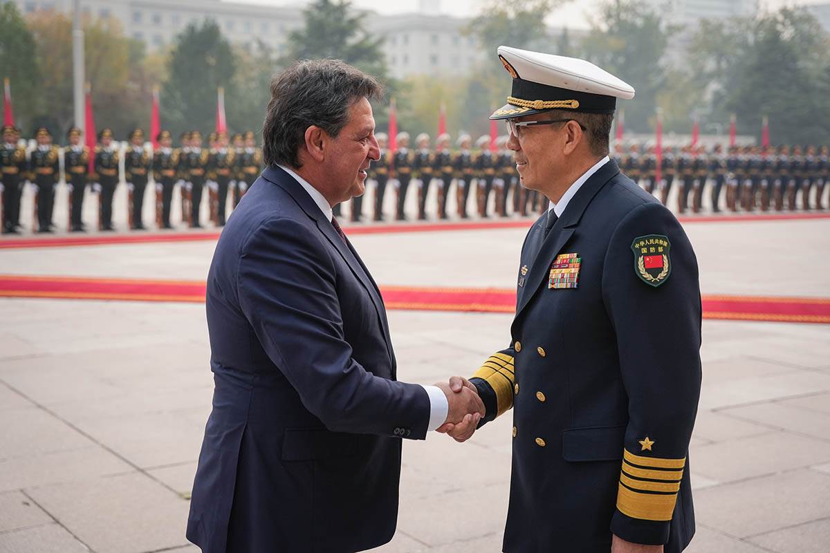 Sastanak ministra Gašića sa ministrom nacionalne odbrane NR Kine u Pekingu 1.jpg