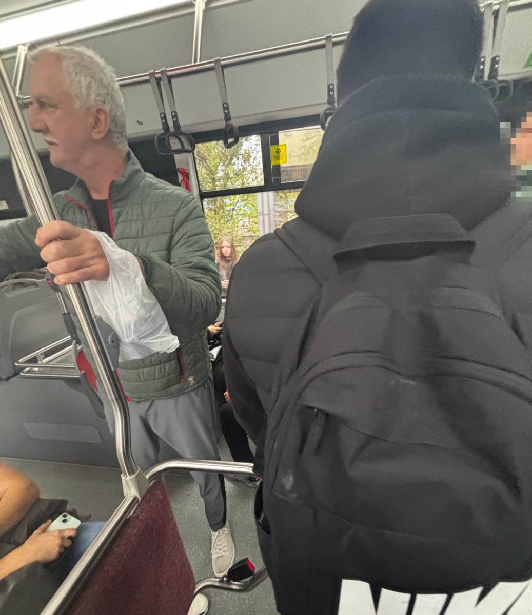 Đuro Palica se vozi gradskim prevozom (5).jpg