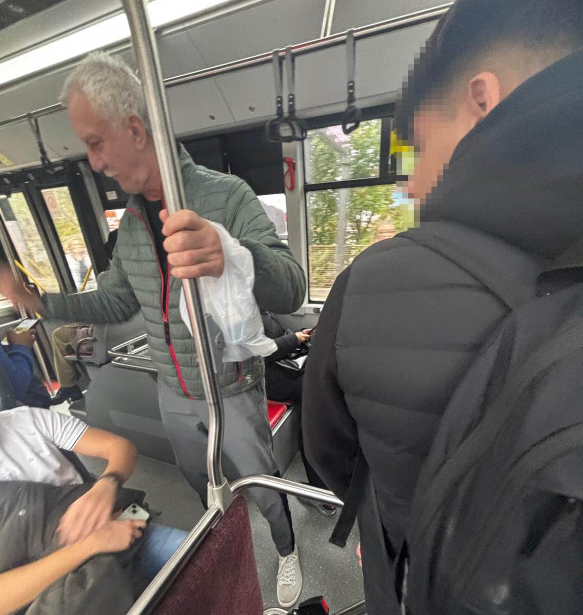 Đuro Palica se vozi gradskim prevozom (6).jpg