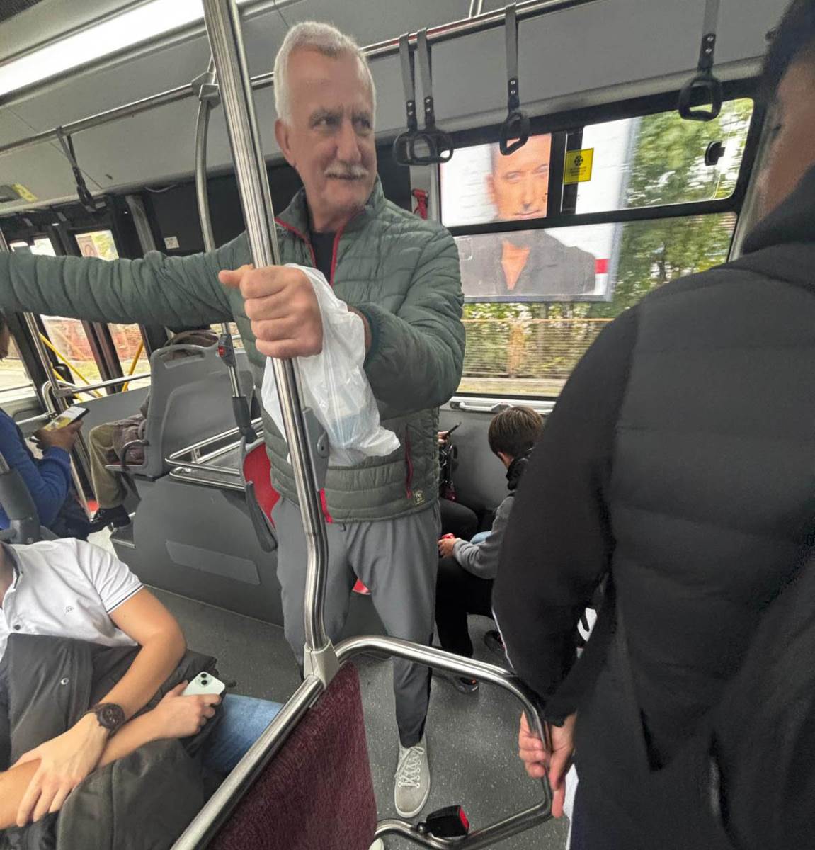 Đuro Palica se vozi gradskim prevozom (1).jpg